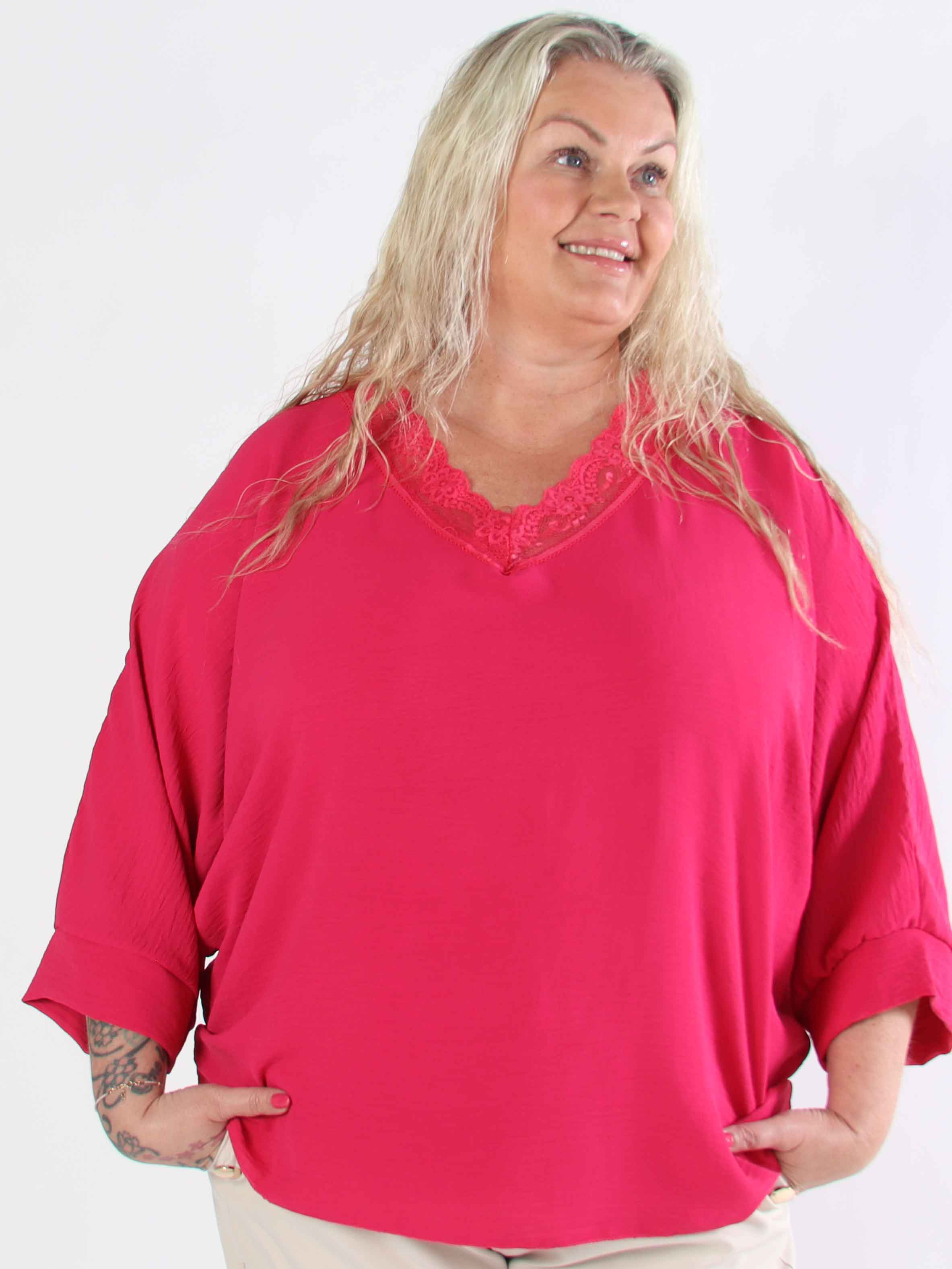 Leonora - Plus size-tunika med fladdermusärmar och spets
